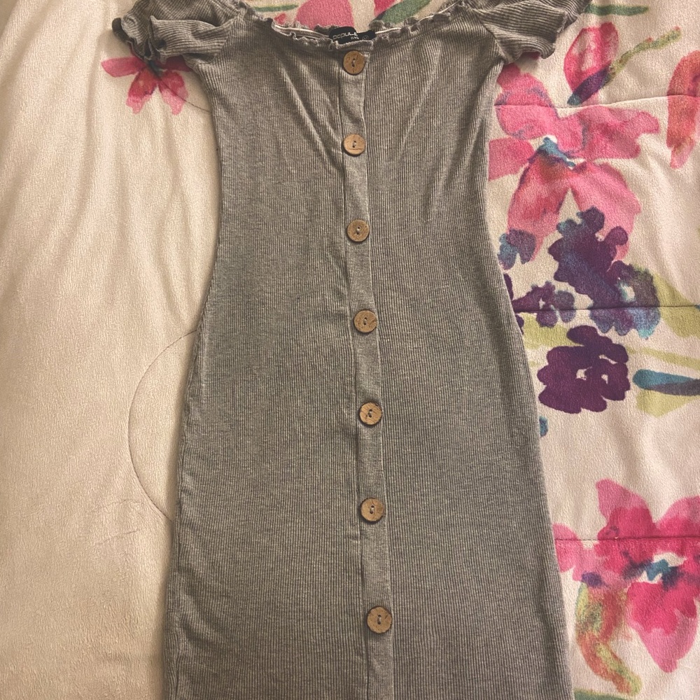 Grey knee length dress with light brown buttons. Shoulder sleeves.